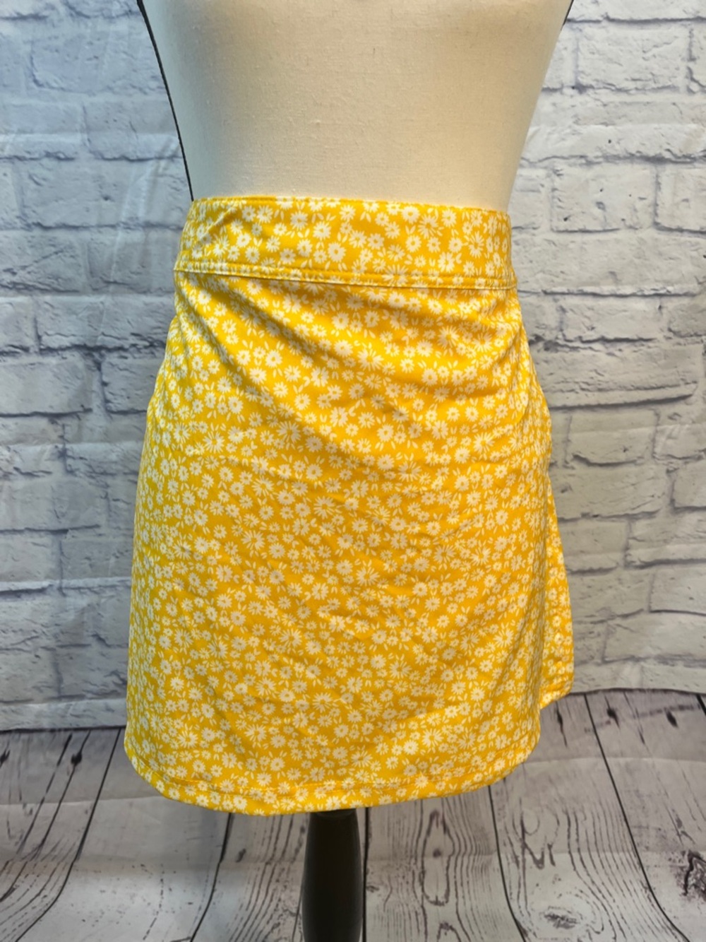 RipSkirt Wrap Skirt Ditsy Daisy Yellow Floral CoverUp NWT Beach Pool